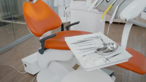 Nahaufnahme aufschlussreicher Aufnahmen medizinischer zahnmedizinischer Werkzeuge, die für zahnchirurgische Eingriffe in der Stomatologie bereit sind — Stockvideo