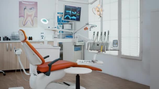 Interieur der modernen Ausstattung Oralpraxis mit Zähnen Röntgen auf Monitoren — Stockvideo