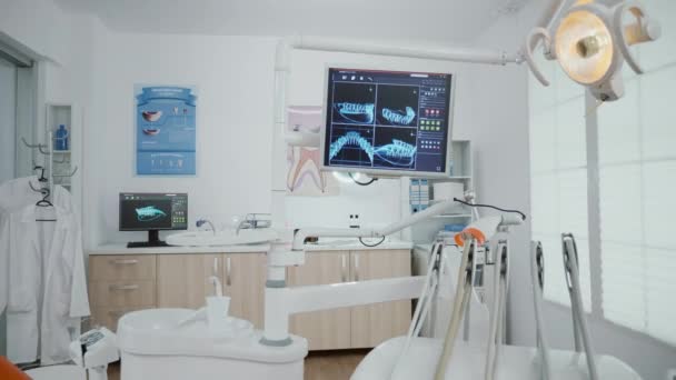 Interior da estomatologia vazia sala de escritório ortodontista equipado com raio-x em monitores — Vídeo de Stock