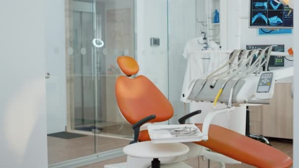 Zoom em tiro de equipamento ortodôntico médico em escritório brilhante moderno, — Vídeo de Stock