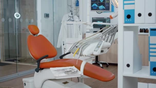İçinde kimse olmadan boş tıbbi stomatoloji ortodonti hastane ofisinin görüntüsü.. — Stok video