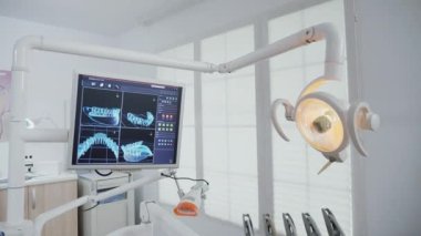 Diş röntgeni görüntüleriyle boş stomatoloji ortodonti ofisinin görüntüsü.