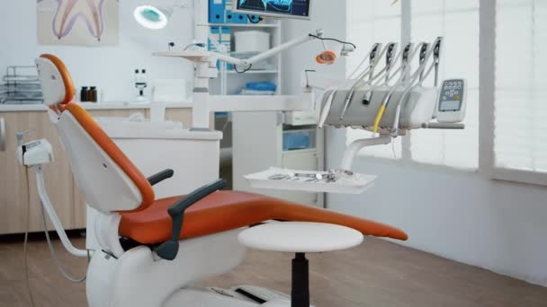 Interiér moderní stomatologické ordinace v nemocnici s zubním ortodontickým nábytkem. — Stock video