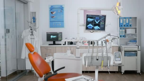 Ufficio luminoso dell'ospedale di stomatologia ortodontista moderno vuoto con nessuno in esso — Video Stock