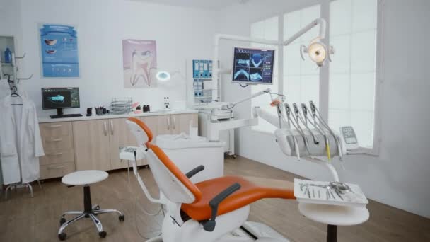 Close up revealing shot of stomatology orthodontic hospital office room with nobody in it — Stock Video