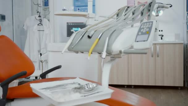Zbliżenie odsłaniające zdjęcie medycznego wyświetlacza ortodontycznego z obrazami rentgenowskimi zębów — Wideo stockowe