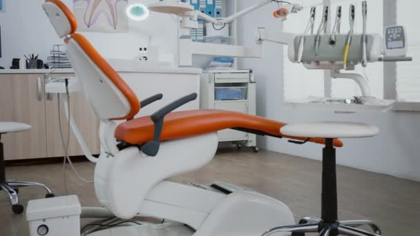 Wnętrze nowocześnie wyposażonego gabinetu stomatologicznego z zębami rentgenowskimi — Wideo stockowe