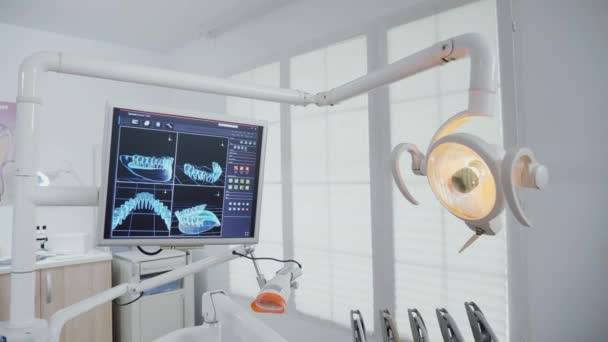 Imagem reveladora de consultório ortodôntico de estomatologia vazia com imagens de diagnóstico por raio-x dos dentes — Vídeo de Stock