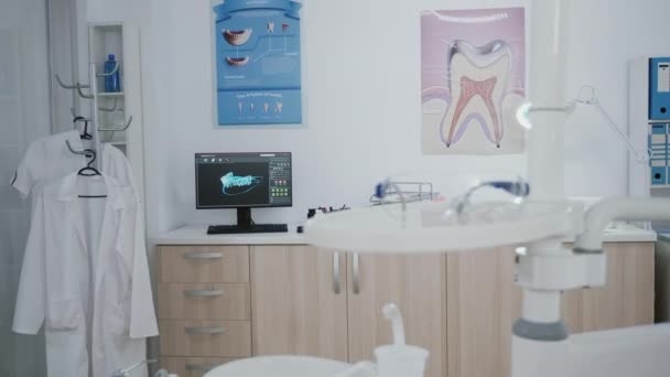 Pusty gabinet stomatologiczny ortodonty z wiertarką medyczną i zębami dentystycznymi — Wideo stockowe