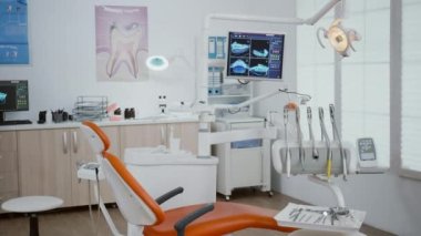 Stomatoloji ortodontist bürosunun açık çekimleri.