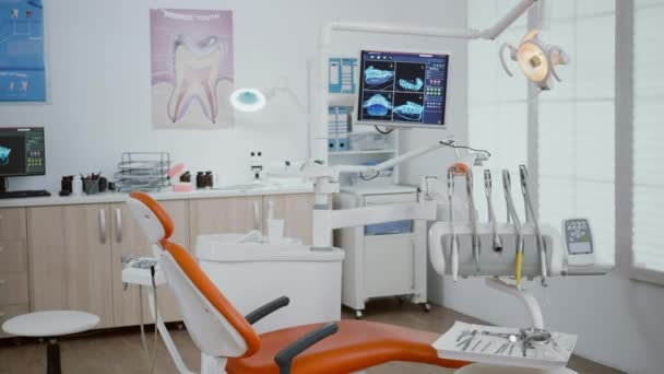 Zbliżenie odsłaniającego zdjęcia gabinetu ortodonty stomatologicznej — Wideo stockowe