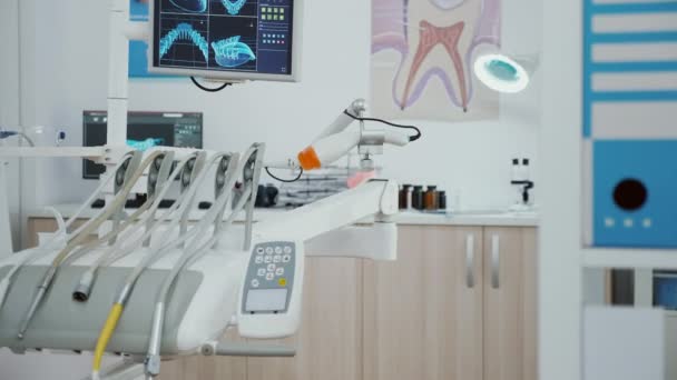 현대의 밝은 사무실에 있는 전문 치과 구균 장비의 근접 사진 — 비디오
