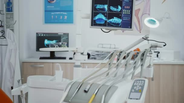 Primer plano revelando la toma de la pantalla de ortodoncia médica con imágenes de rayos X de dientes en ella — Vídeos de Stock