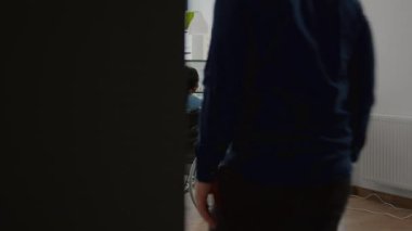 Başlangıçta finans projesinde çalışan çok ırklı bir ekip