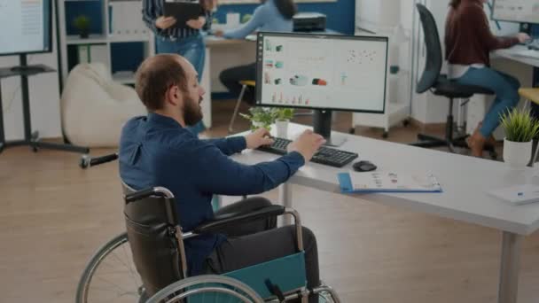 車椅子に座る営業所の立ち上げに従事するパーシャルマネージャー — ストック動画