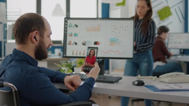 Discapacitado, paralizado hombre inválido sosteniendo teléfono inteligente hablando por webcam — Vídeo de stock