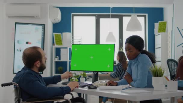 Diversifiziertes Team arbeitet mit Finanzgrafiken zusammen und betrachtet Green Screen — Stockvideo