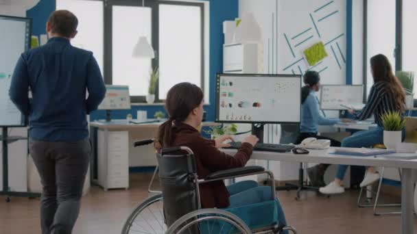 Gehandicapte immobiliseerde invalide manager vrouw die werkt in het kantoor — Stockvideo