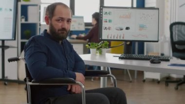 Engelli engelli kaldırma kafası kameraya bakıyor