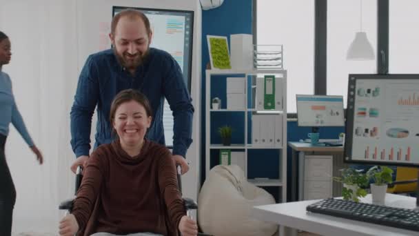 Man werknemer nemen pauze duwen rolstoel met zijn verlamde collega — Stockvideo