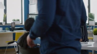 Koruyucu yüz maskesi takan serbest çalışanlar bilgisayar üzerinde çalışıyor.