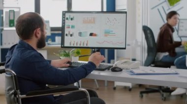 Felç olmuş takım lideri ortağıyla telefonda konuşmakla meşgul.