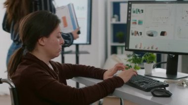 İş kadını, finansal projede çalışan tekerlekli sandalyede hareketsiz kaldı