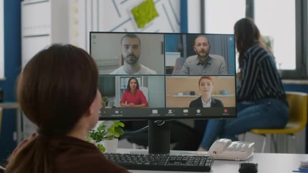 Empresária deficiente discutindo durante videoconferência — Vídeo de Stock