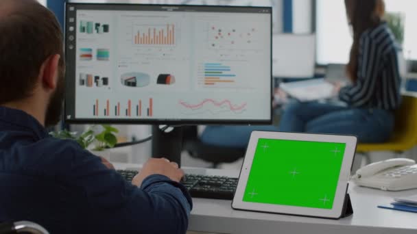 Gerente paralítico analizando estadísticas mirando tableta con pantalla izolada — Vídeos de Stock