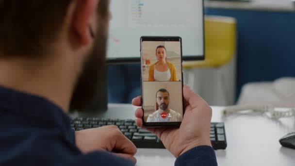 Administrador inválido discapacitado hablando en videocall con amigos — Vídeos de Stock