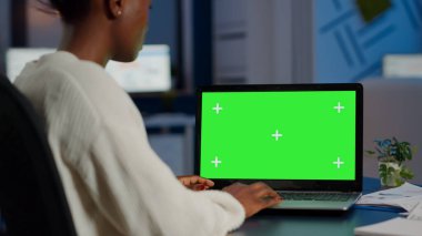 Yeşil ekran ekranlı dizüstü bilgisayar kullanarak siyah bağımsız arama