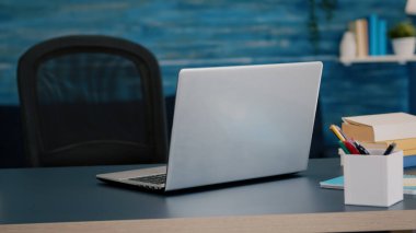 Boş evdeki modern çalışma masasına dizüstü bilgisayarı kapat