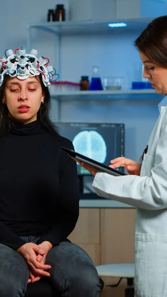 Pesquisador neurologista médico perguntando pacientes sintomas tomando — Fotografia de Stock