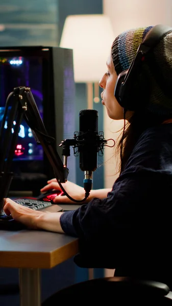 Streamer βάζοντας ακουστικά και να αρχίσει να μιλάει στο μικρόφωνο — Φωτογραφία Αρχείου