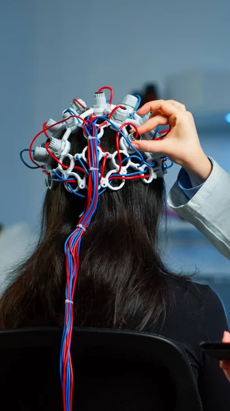 Mujer paciente que usa escáner de auriculares eeg escáner cerebro —  Fotos de Stock