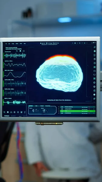 Neurolog läkare analysera nervsystemet med hjälp av eeg headset — Stockfoto