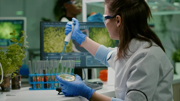 Mujer científica que toma solución genética del tubo de ensayo con micropipeta —  Fotos de Stock