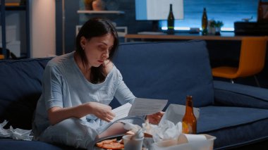 Histerik kadın banka feshi tebligatı ile kağıt yırtıyor.