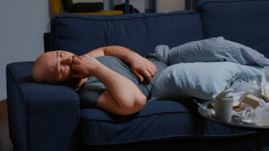 Ağlayan olgun bir adam, hayattan zevk alamadığı için depresyonda.