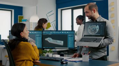 Dizüstü bilgisayarı tutan ve ekranı gösteren mühendis