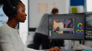 Afrika video editörü kulaklıkla müzik dinliyor wihile montaj görüntüleri