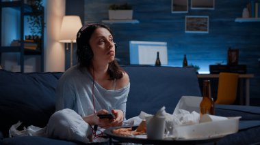 Telefonda müzik dinleyen stresli, depresyonda bir kadın.