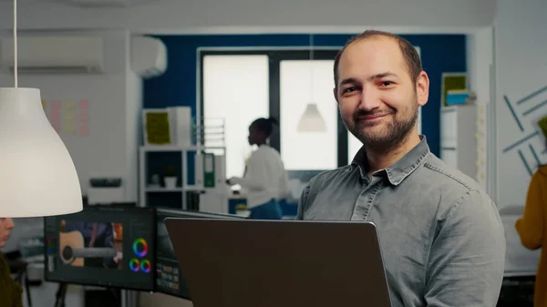 Editor de vídeo trabajador de pie delante de la cámara sonriendo — Foto de Stock