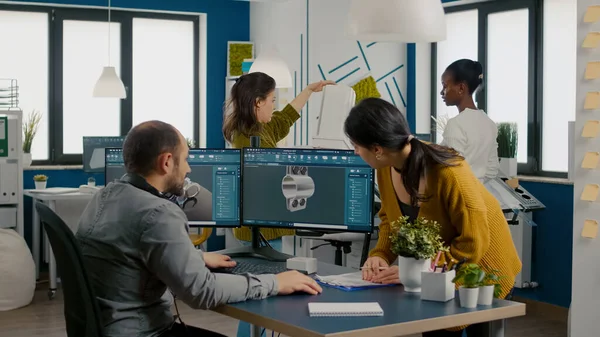 Team av ingenjörer talar framför datorn med CAD-programvara — Stockfoto