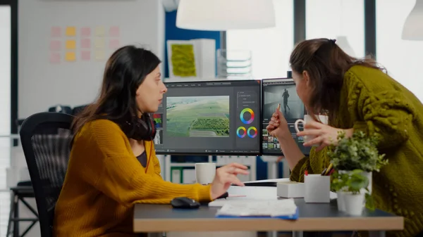 Equipe de mulheres videógrafas trabalhando com software de pós-produção moderna — Fotografia de Stock