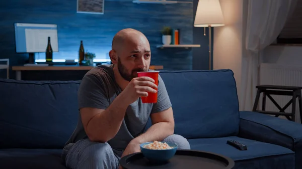 Człowiek korzystających z czasu oglądania serialu telewizyjnego w domu siedzi na wygodnej kanapie — Zdjęcie stockowe