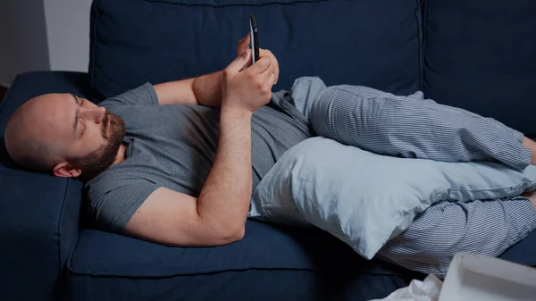 Szomorú boldogtalan depressziós sokkolt depressziós férfi böngészés okostelefonon — Stock Fotó