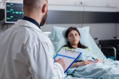Steteskop ile ilgili uzman doktor. Panoya hastalık tedavisi yazıyor.