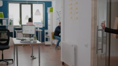 İş kadını öğle yemeği saatinde paket yemek siparişi veriyor.