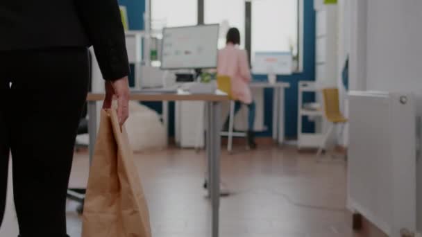 Empresaria sosteniendo entrega comida para llevar comida para llevar pedido bolsa de papel durante el almuerzo para llevar — Vídeo de stock